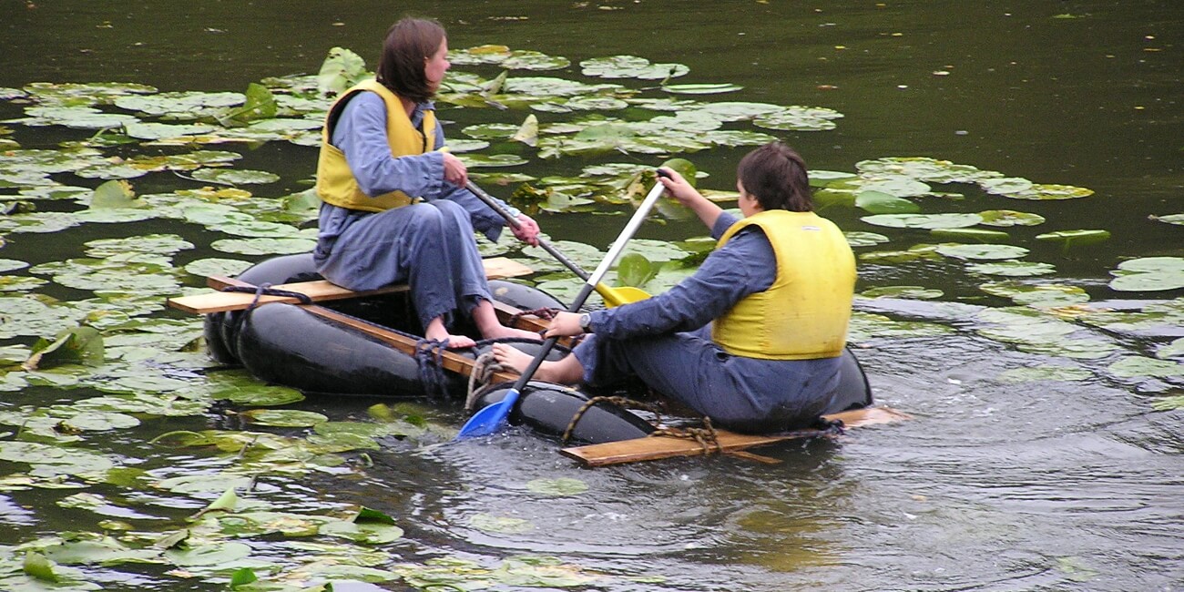 Teamevent in der Fränkischen Schweiz - mit dem selbst gebauten Floß über einen See fahren