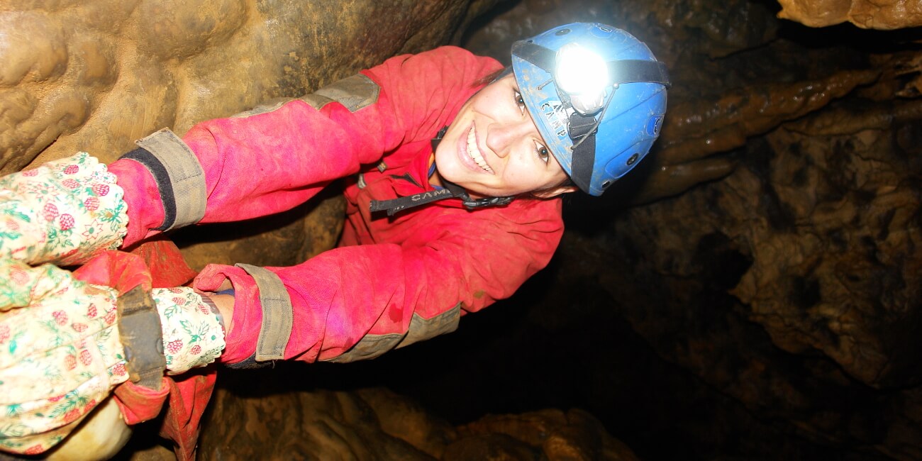Höhlentouren in der Fränkischen Schweiz - durch enge Schlufe kriechen und klettern