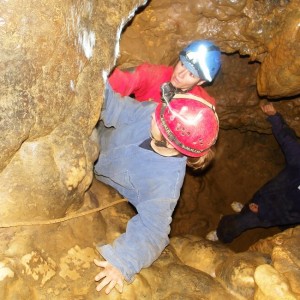 Hindernisse bei einer Höhlentour in der Fränkischen Schweiz mit viel Teamgeist bewältigen